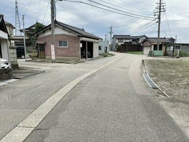 通りは融雪装置付きです