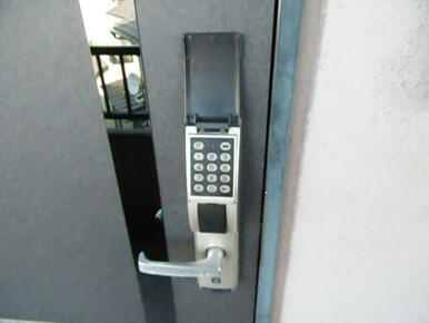 玄関ドアは暗証番号開閉式の電子ロックキーで安心