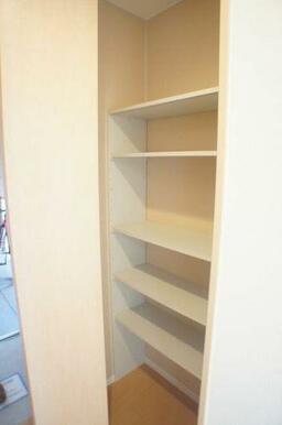 【収納】掃除機や日用品などを入れるのに大変便利ですよ♪