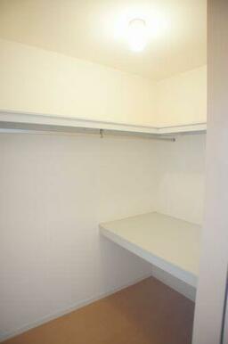 【ＷＩＣ】ハンガーパイプと中段＆枕棚を配したウォークインクローゼットは収納に便利です♪