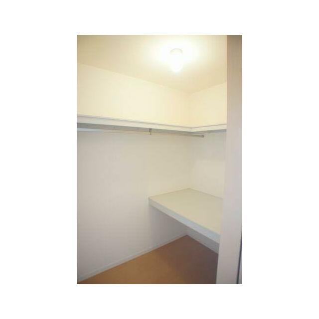 【ＷＩＣ】ハンガーパイプと中段＆枕棚を配したウォークインクローゼットは収納に便利です♪
