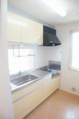 【キッチン】人気の対面式ですので、料理をしながら家族の様子も見ることが出来ます！