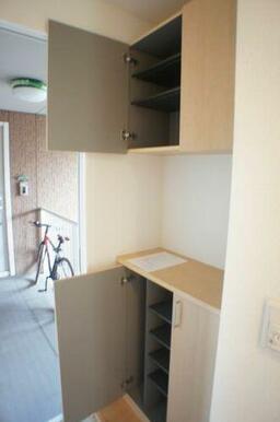 【玄関】上下に分かれた下駄箱は収納量はもちろん、お花や写真などを飾って彩りのある空間を演出できます♪