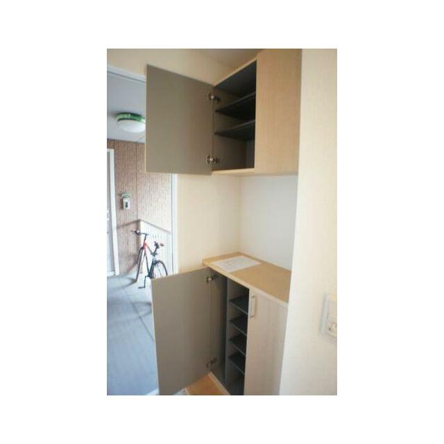 【玄関】上下に分かれた下駄箱は収納量はもちろん、お花や写真などを飾って彩りのある空間を演出できます♪