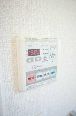 【設備】屋内でも気軽に干せる浴室暖房乾燥機付き！雨の日や花粉なんて関係ありません♪暖房機能で寒い季…