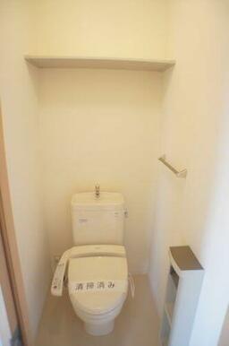 【トイレ】今や老若男女に必須アイテムの洗浄機能付暖房便座です！上部には空間を利用しトイレットペーパ…