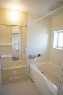 【浴室】１日の終わりは清潔感のある快適な空間で、ゆっくりと疲れを癒してください♪２４時間換気システ…