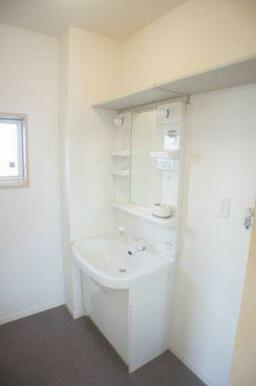 【洗面所】とても便利な洗髪洗面化粧台は今や必須アイテム。上部には収納棚があってとても便利ですよ◎