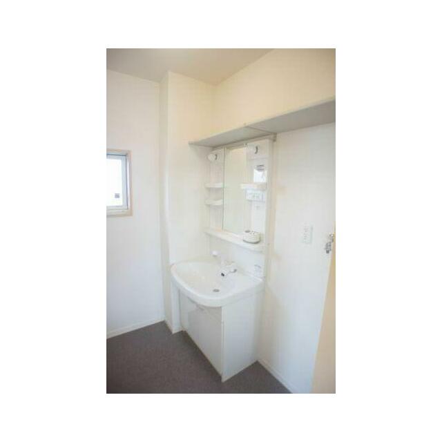 【洗面所】とても便利な洗髪洗面化粧台は今や必須アイテム。上部には収納棚があってとても便利ですよ◎