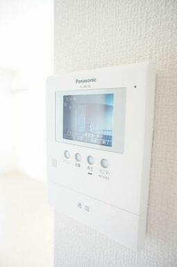 【ＴＶドアホン】お部屋にいながら来訪者の顔を見て話ができるモニター付きインターホンで防犯面も安心♪