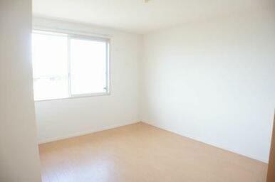 【洋室(2)】明るい陽射しが気持ちの良い洋室です。のびのびできそうですね♪