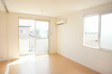 【ＬＤＫ】角部屋なので２面窓から明るい陽射しと風がそそぐ快適な空間です◎もちろん冷暖房が付いていま…