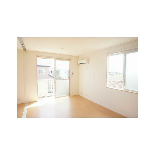 【ＬＤＫ】角部屋なので２面窓から明るい陽射しと風がそそぐ快適な空間です◎もちろん冷暖房が付いていま…