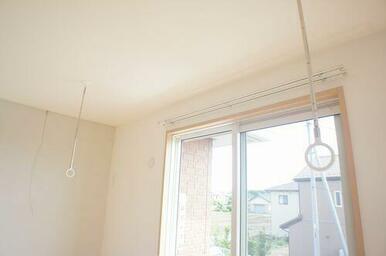 【ホスクリーン】部屋干しに便利な室内物干付きで雨の日や外出時も安心して洗濯物が干せます◎