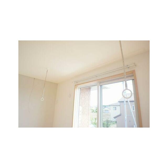 【ホスクリーン】部屋干しに便利な室内物干付きで雨の日や外出時も安心して洗濯物が干せます◎