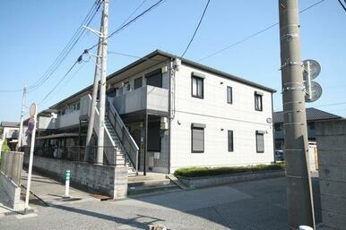 外壁はグレーを採用しております。