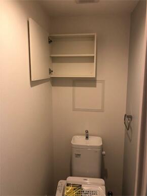 トイレ上部には扉付収納棚が付いています。