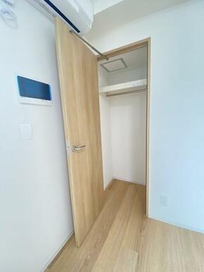 ロングコート・ワンピースがかけられる縦長収納です！