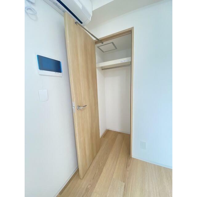 ロングコート・ワンピースがかけられる縦長収納です！