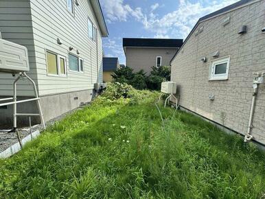 建物裏側は庭スペースがございます。