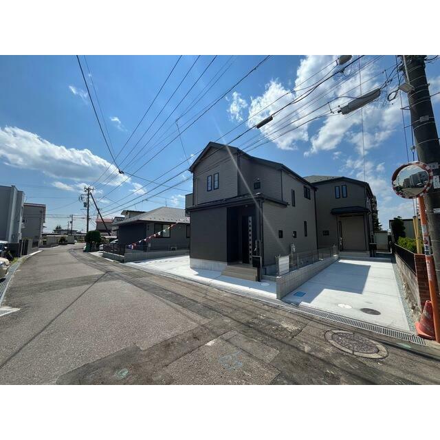 【耐久性】飯田産業では、柱を支える土台が直接基礎に触れないよう基礎パッキンを使用しております。コンクリートには水分が多く含まれるため、基礎パッキンがあることで、家を丈夫に保つことが出来ます。