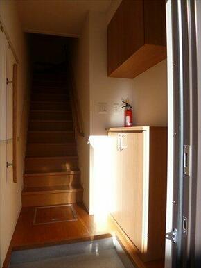 階段を上り、2階の居室へ向かいます