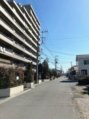 前面道路も広く安心！