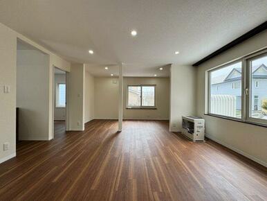 2面彩光で明るいリビング。