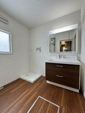 幅が広く使い勝手の良い三面鏡（新品）。