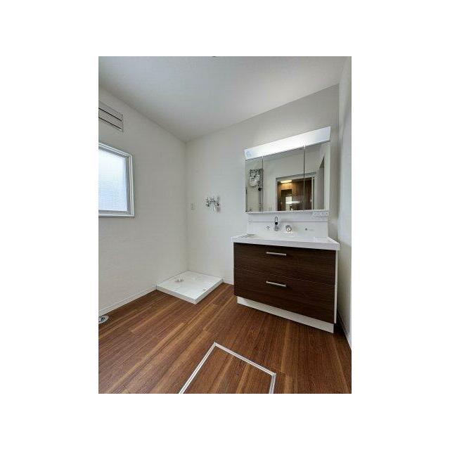 幅が広く使い勝手の良い三面鏡（新品）。