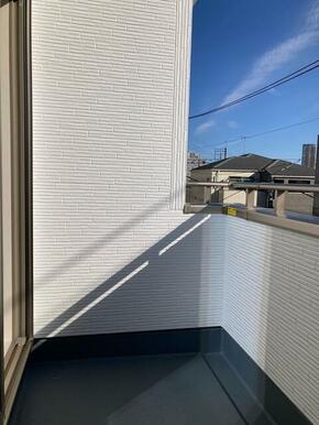 洗濯物や布団をたっぷり干せるのがうれしいバルコニー （1号棟）