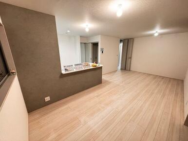 遊び心のあるアクセントクロスがリビングに華やぎを与えます（1号棟）