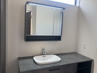 朝のお化粧から夜のスキンケアまで幅広く対応（2号棟）