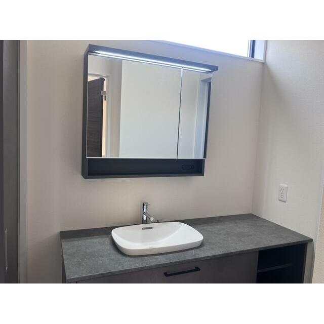 朝のお化粧から夜のスキンケアまで幅広く対応（2号棟）