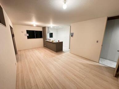 家具の配置で個性が光るリビング（1号棟）