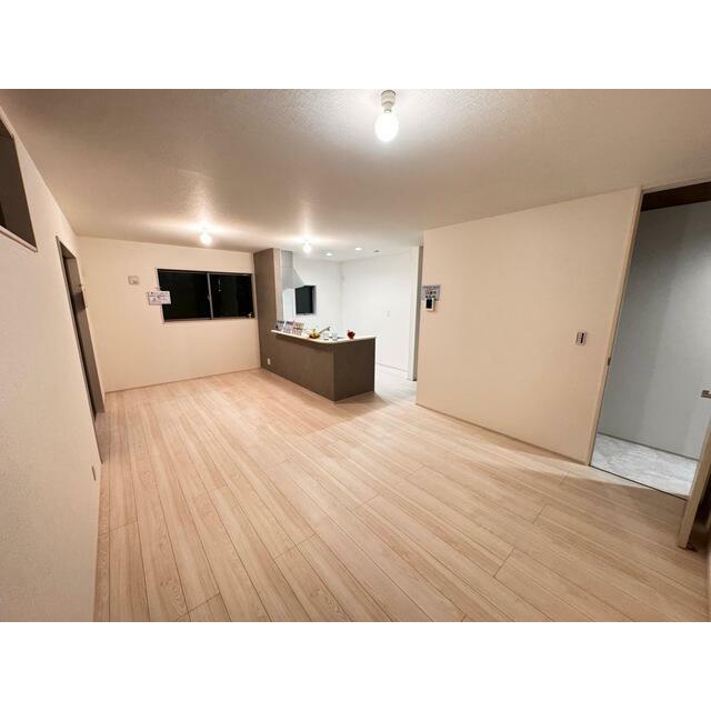 家具の配置で個性が光るリビング（1号棟）