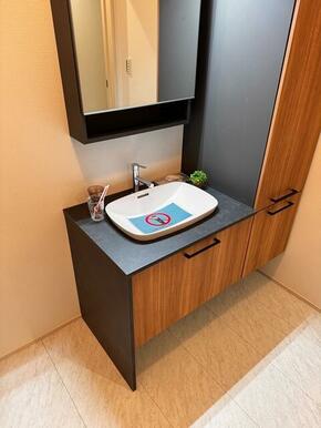 朝のお化粧から夜のスキンケアまで幅広く対応（1号棟）