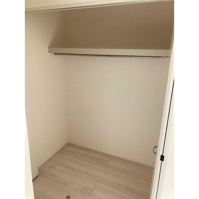 お洋服好きならコーディネートに悩むのも楽しみのひとつ（1号棟）