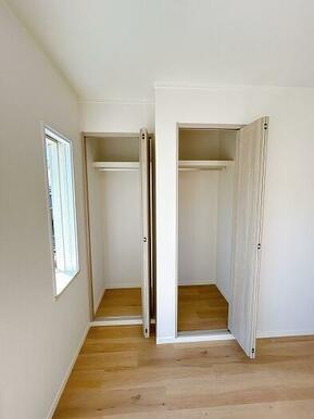 「2階南東側洋室」約5.3畳のお部屋です