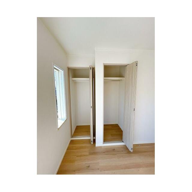 「2階南東側洋室」約5.3畳のお部屋です