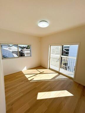 「2階南東側洋室」バルコニがございます