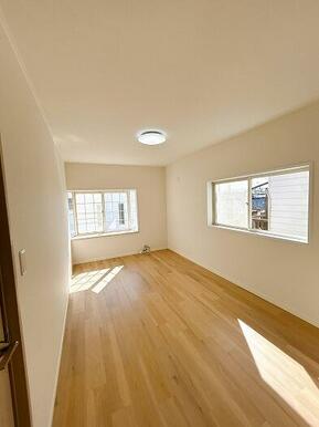 「2階西側洋室」約6.7畳のお部屋です