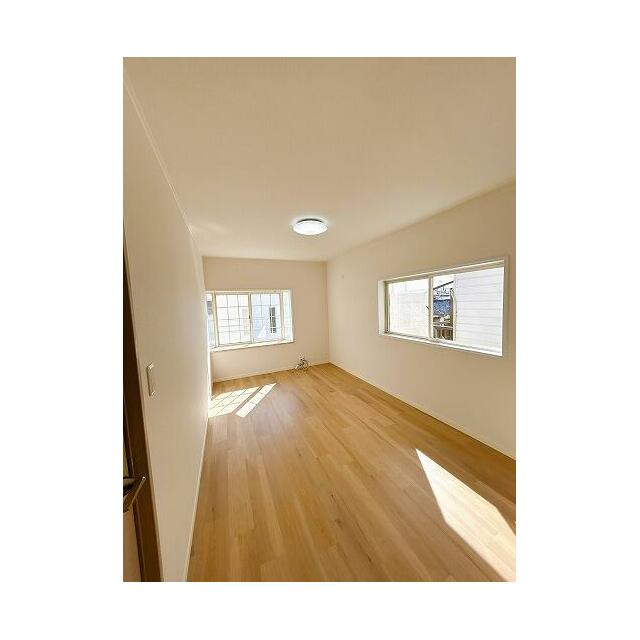 「2階西側洋室」約6.7畳のお部屋です