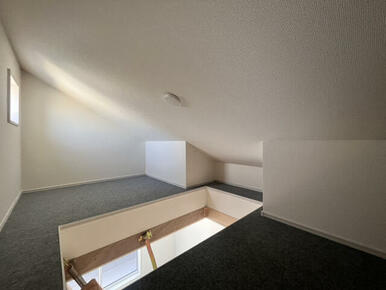 【2号棟】洋室6.0帖小屋裏収納（グルニエ）