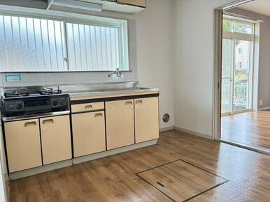 窓のある明るいキッチン♪２口ガスコンロ付