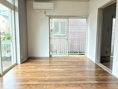 ６帖の洋室　二面採光で陽当たり良好です♪