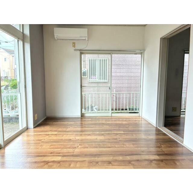 ６帖の洋室　二面採光で陽当たり良好です♪