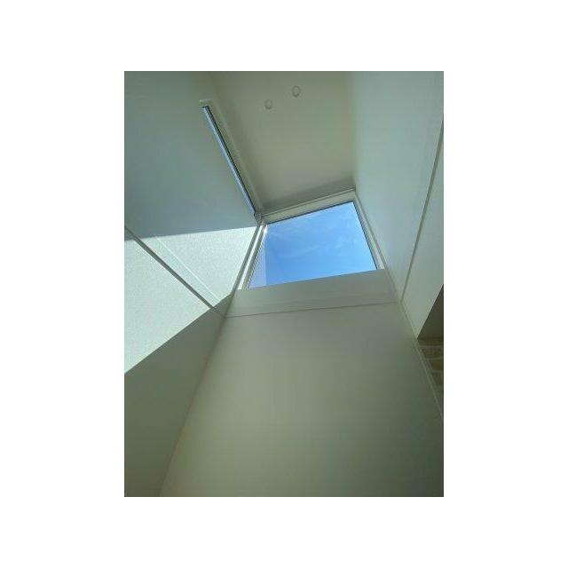 明るい吹き抜けが心を癒します。