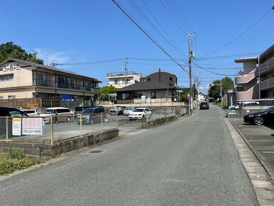 道路西側からの全景