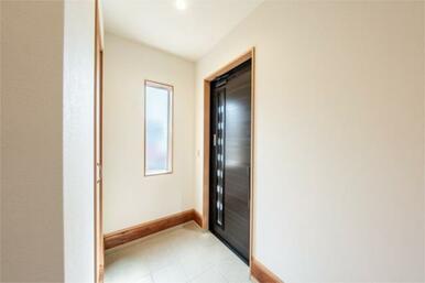玄関には採光窓があります。東に面しているため、朝から明るく気持ちの良い玄関です。